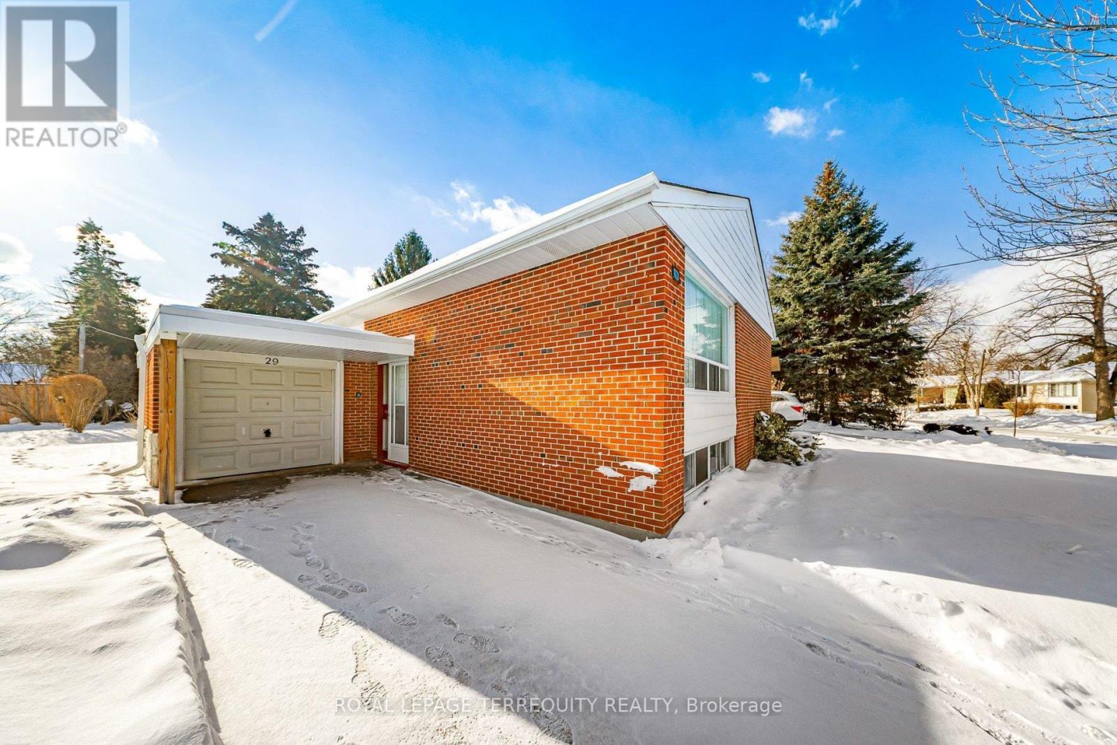 29 Holywell Drive, Toronto, Ontario  M9R 1K4 - Photo 4 - W12717442
