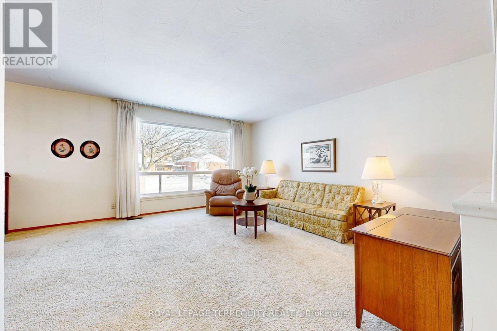 29 Holywell Drive, Toronto, Ontario  M9R 1K4 - Photo 6 - W12717442