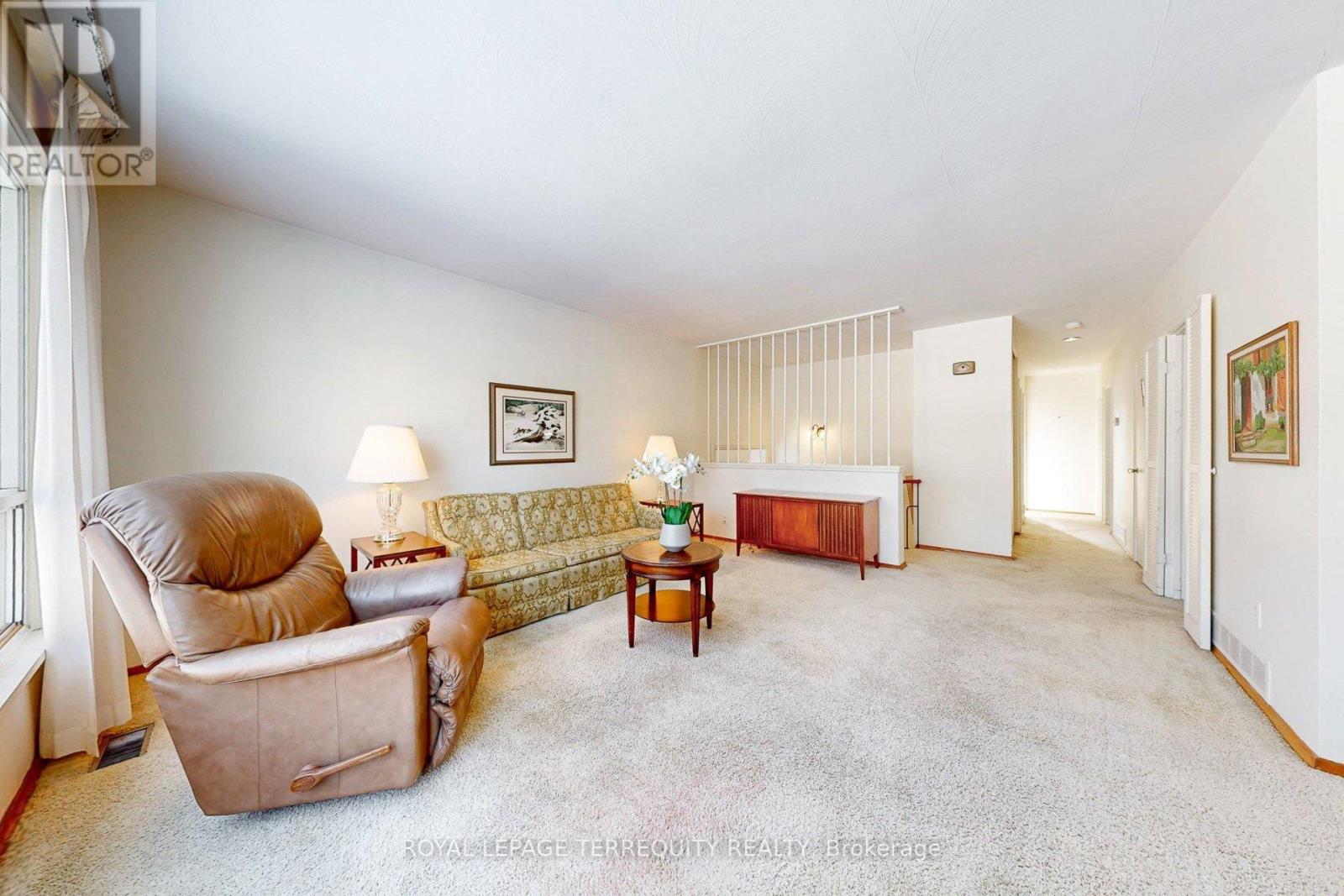 29 Holywell Drive, Toronto, Ontario  M9R 1K4 - Photo 7 - W12717442