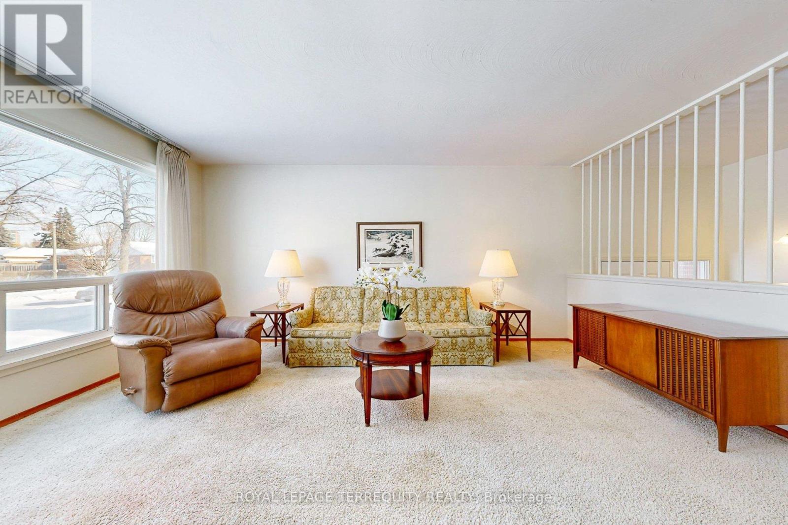 29 Holywell Drive, Toronto, Ontario  M9R 1K4 - Photo 8 - W12717442