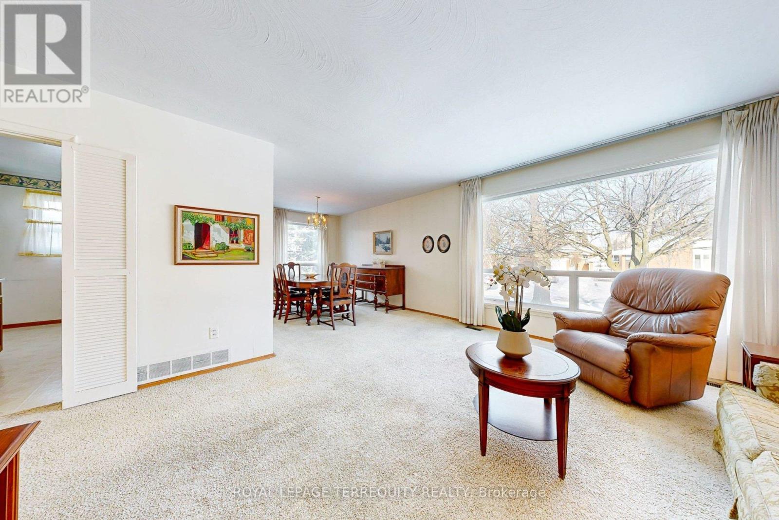 29 Holywell Drive, Toronto, Ontario  M9R 1K4 - Photo 9 - W12717442