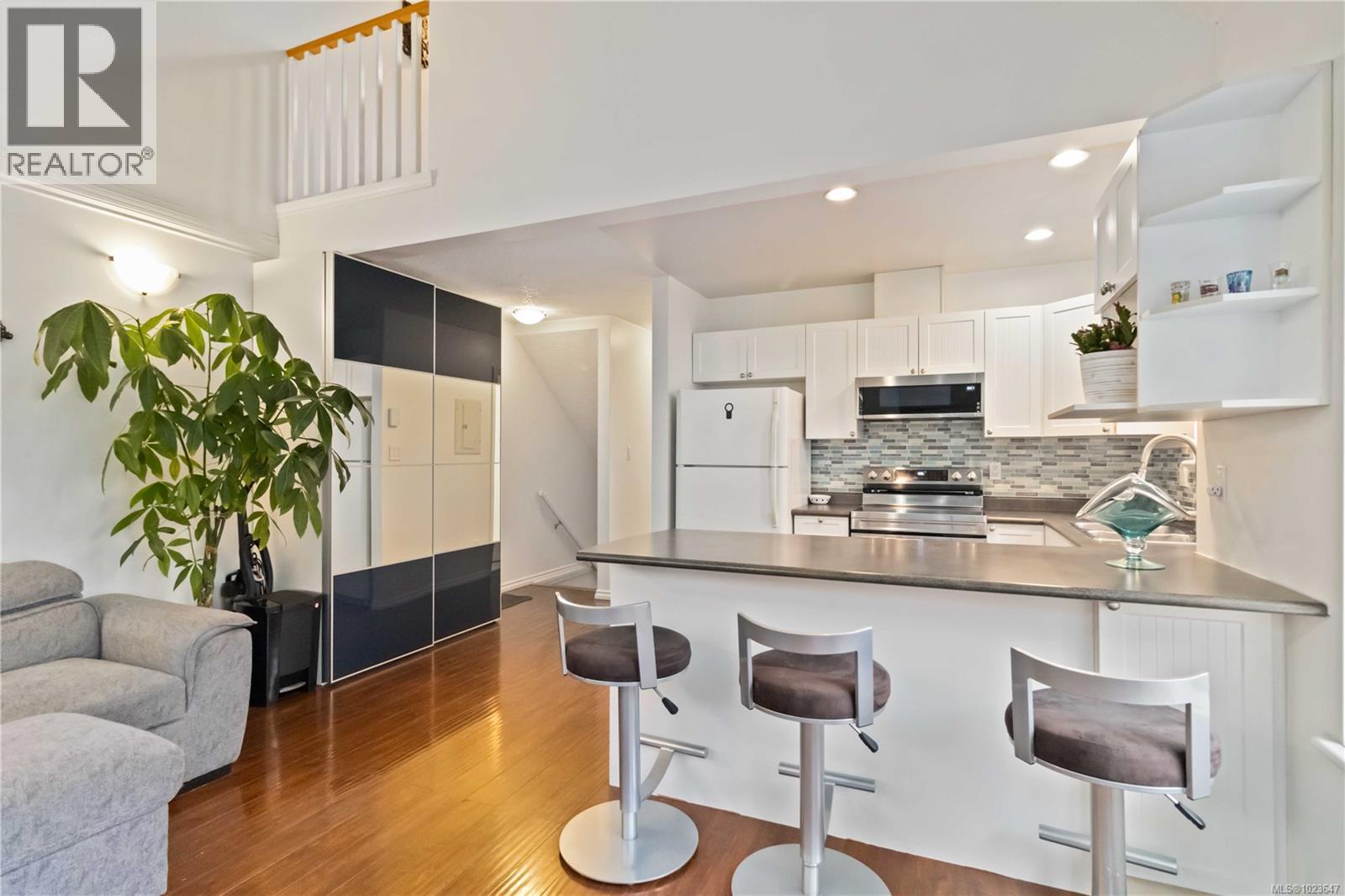 211 2849 Peatt Rd, Langford, British Columbia  V9B 3V5 - Photo 1 - 1023647