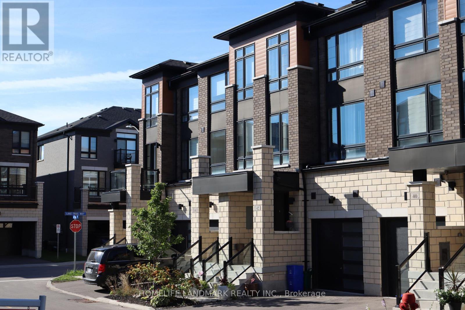 42 LAKE TRAIL WAY, Whitby, Ontario