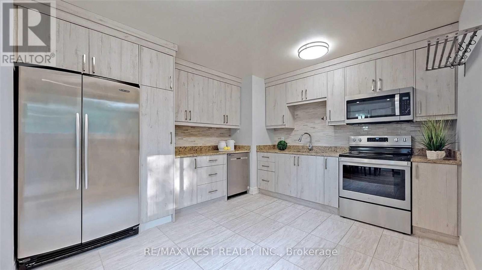 360 Dixon Boulevard, Newmarket, Ontario  L3Y 5C4 - Photo 10 - N12717678