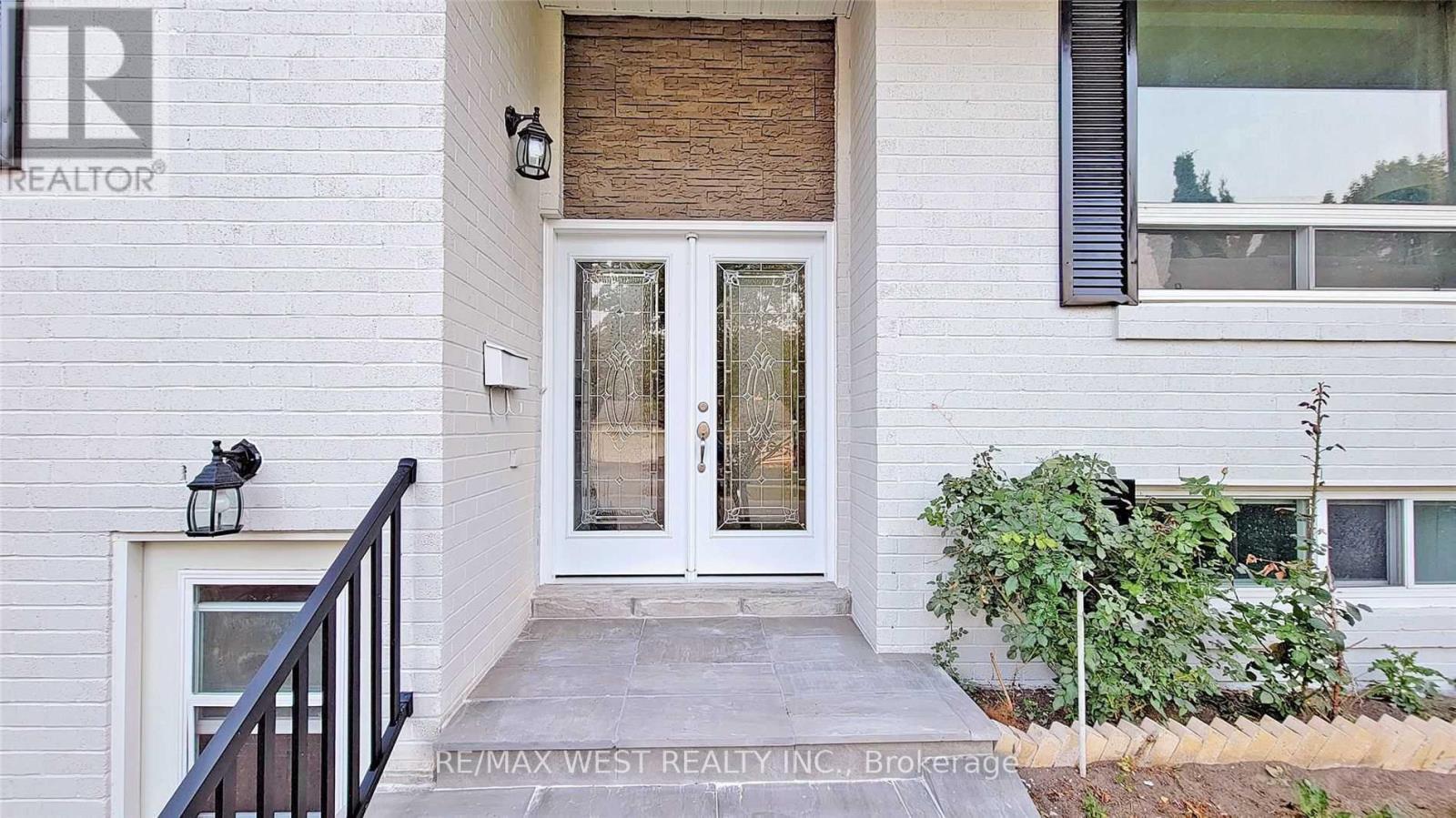 360 Dixon Boulevard, Newmarket, Ontario  L3Y 5C4 - Photo 2 - N12717678