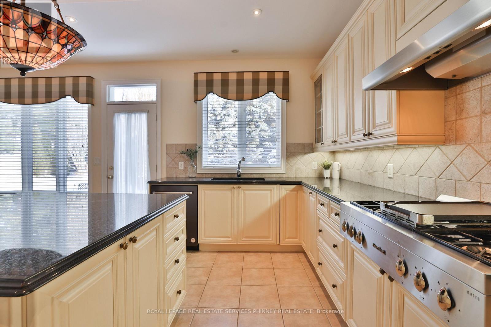 806 Hidden Grove Lane, Mississauga, Ontario  L5H 4L3 - Photo 10 - W12717548