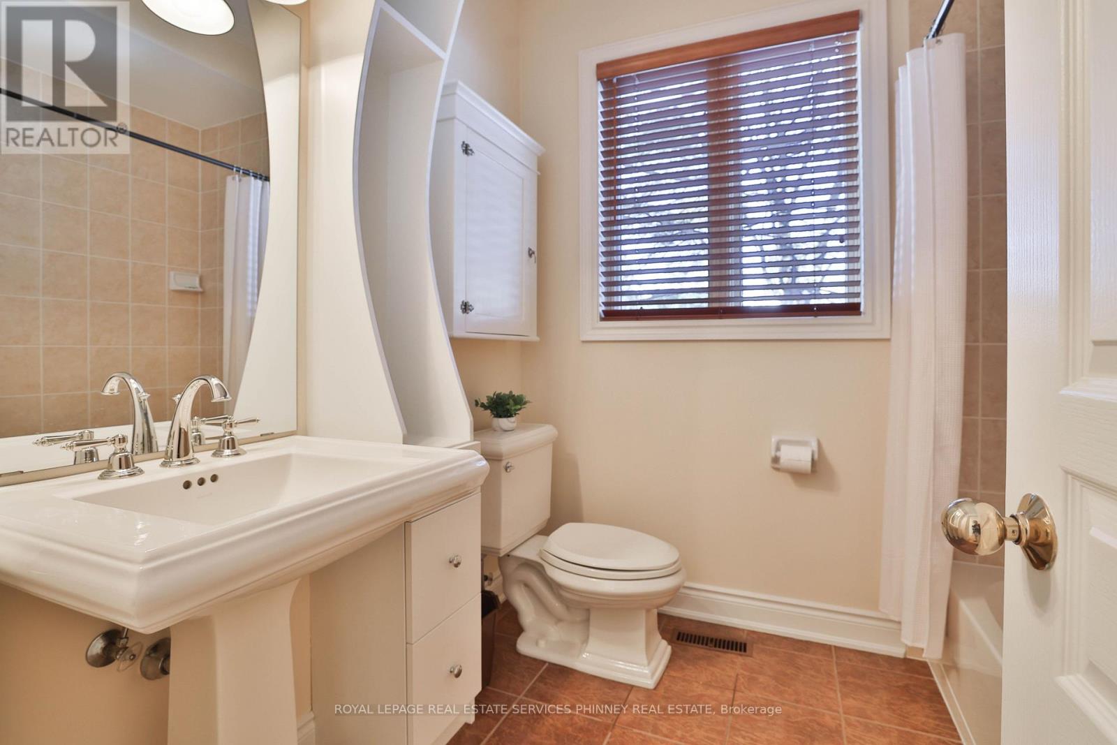 806 Hidden Grove Lane, Mississauga, Ontario  L5H 4L3 - Photo 19 - W12717548