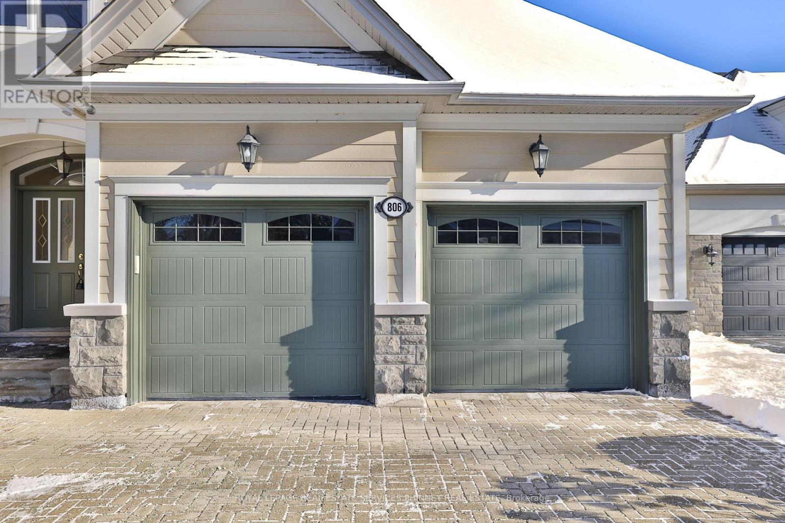 806 Hidden Grove Lane, Mississauga, Ontario  L5H 4L3 - Photo 2 - W12717548