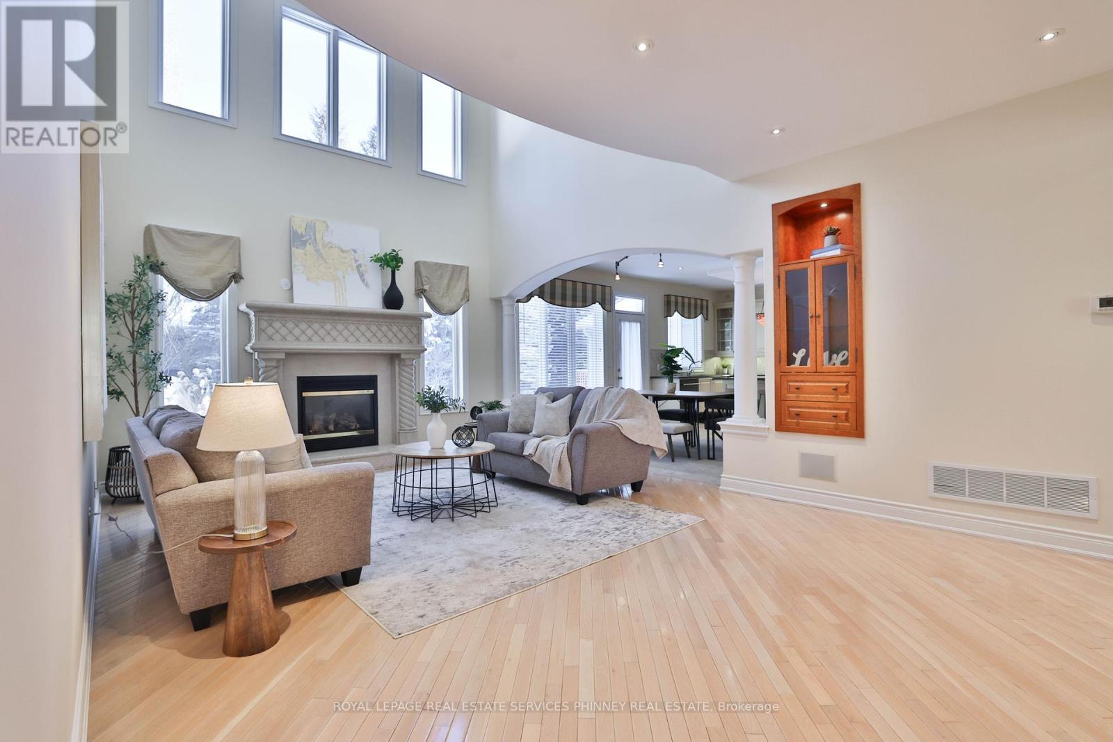 806 Hidden Grove Lane, Mississauga, Ontario  L5H 4L3 - Photo 4 - W12717548