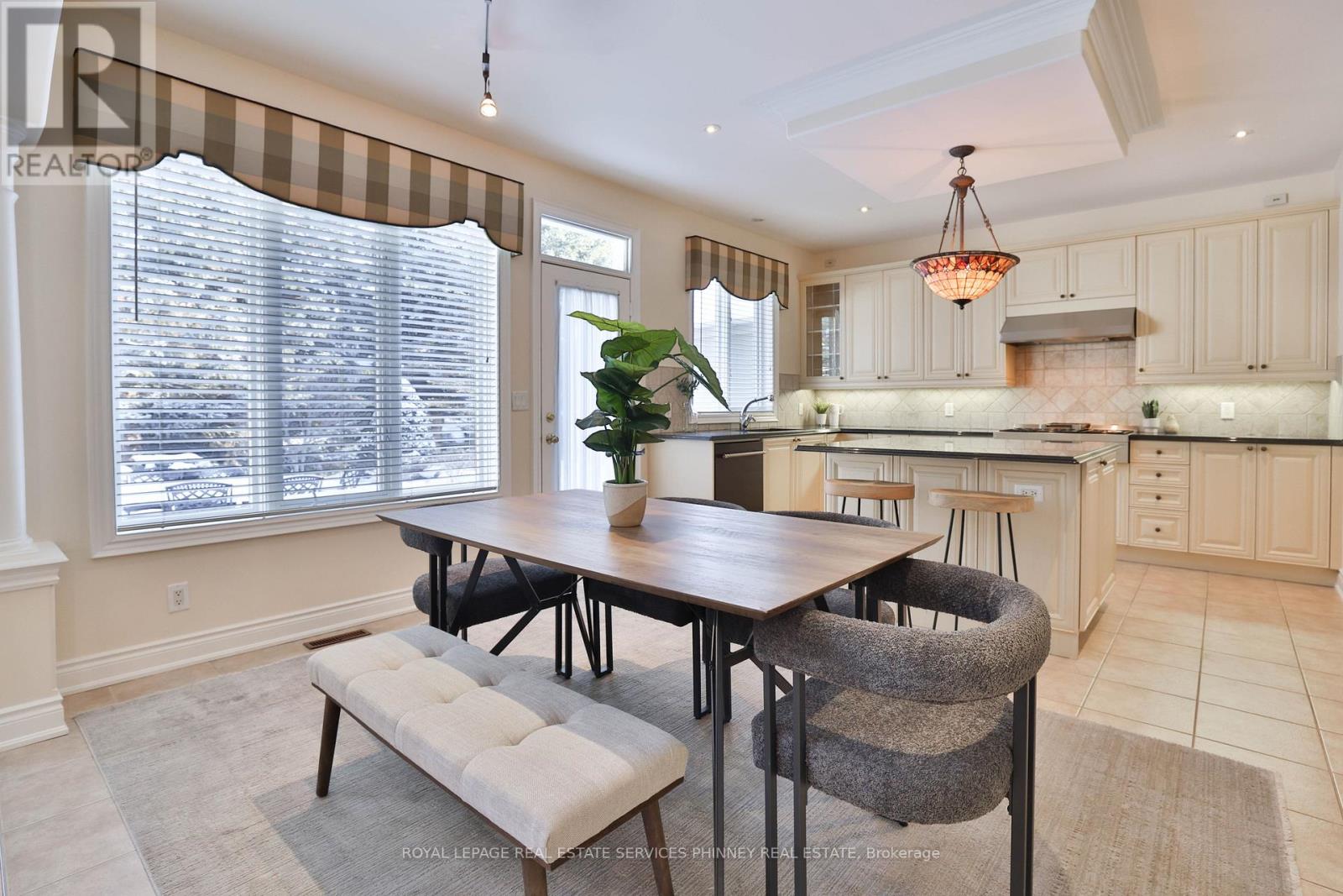 806 Hidden Grove Lane, Mississauga, Ontario  L5H 4L3 - Photo 7 - W12717548