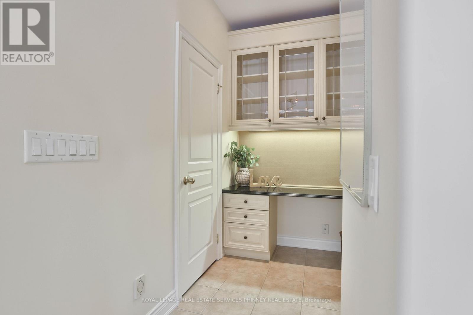 806 Hidden Grove Lane, Mississauga, Ontario  L5H 4L3 - Photo 8 - W12717548