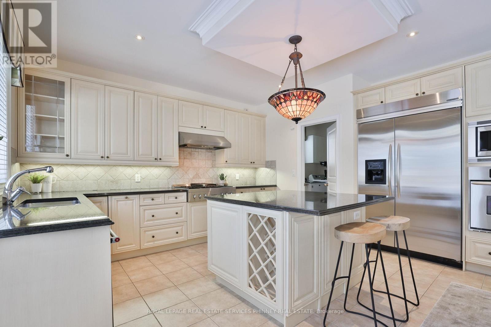 806 Hidden Grove Lane, Mississauga, Ontario  L5H 4L3 - Photo 9 - W12717548