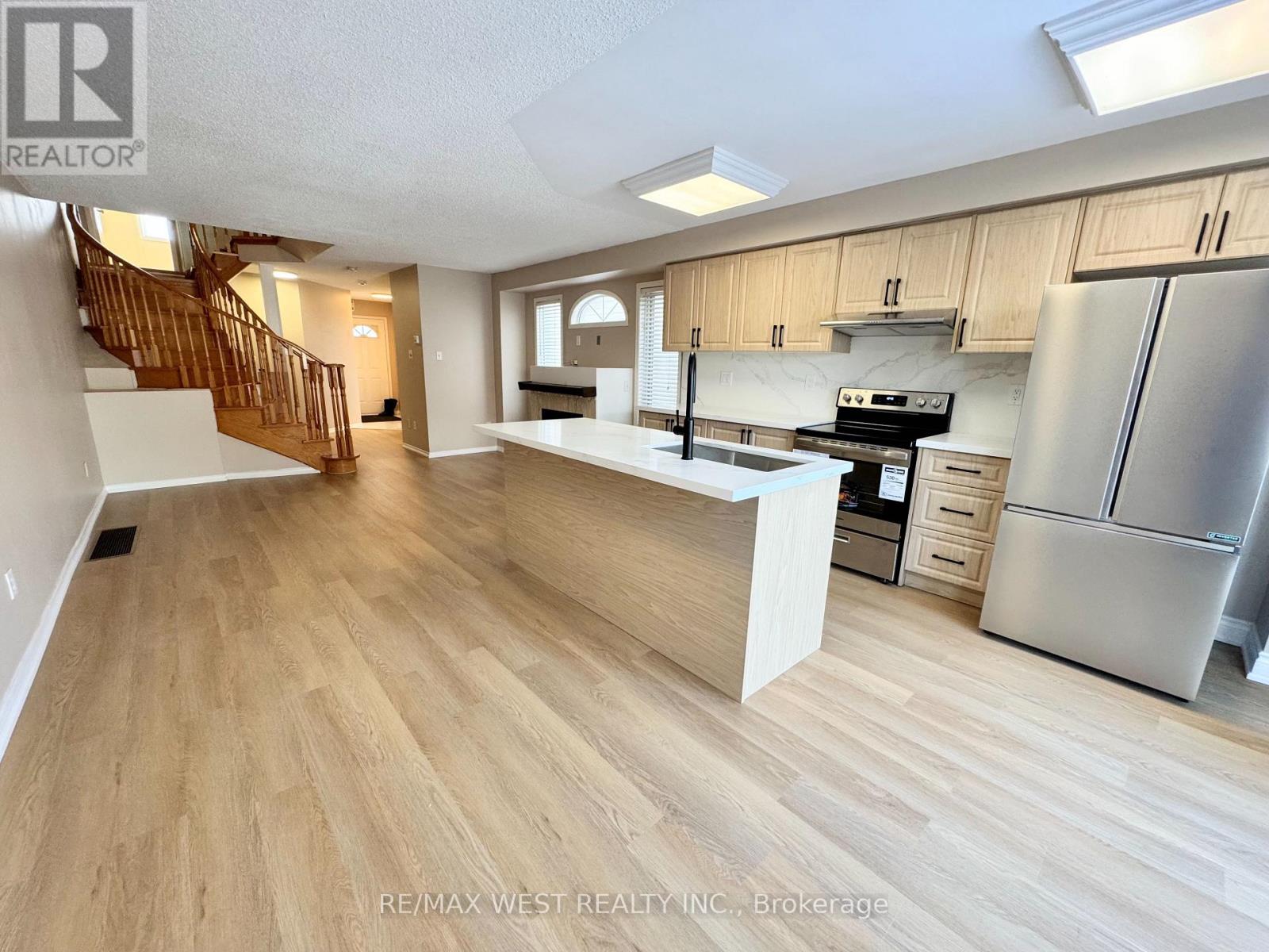 269 Pressed Brick Drive, Brampton, Ontario  L6V 4L2 - Photo 9 - W12717656