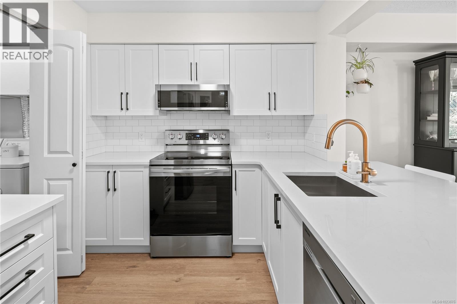 220 2245 James White Blvd, Sidney, British Columbia V8L 1Z5 - Photo 2 - 1023876