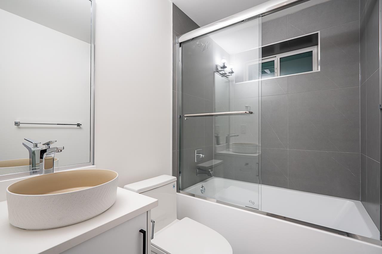 15569 Oxenham Avenue, White Rock, British Columbia  V4B 2J2 - Photo 30 - R3079625