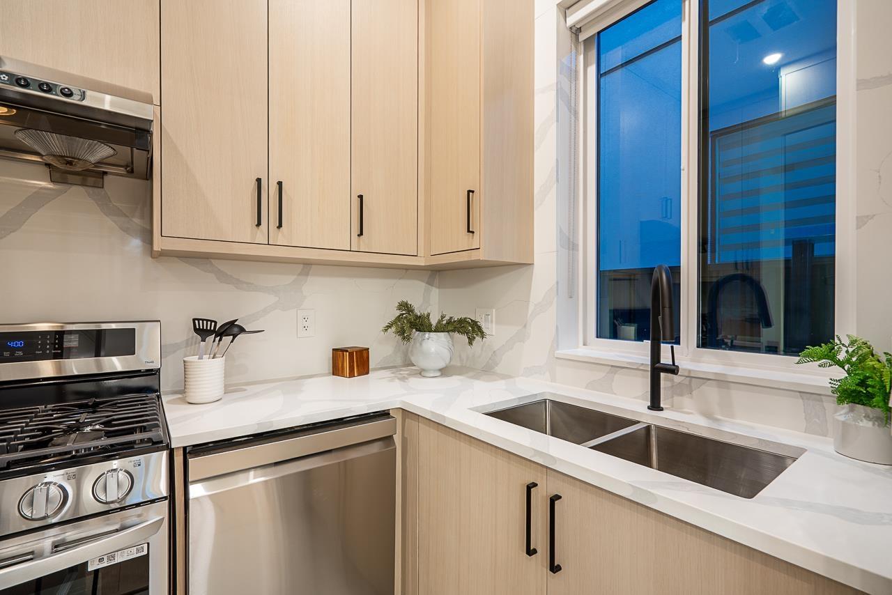 15569 Oxenham Avenue, White Rock, British Columbia  V4B 2J2 - Photo 9 - R3079625