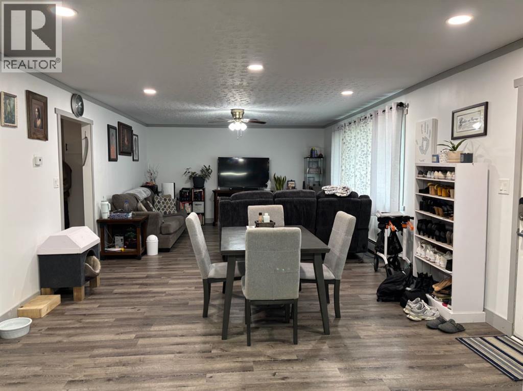 36 W Harker Avenue, Magrath, Alberta  T0K 1J0 - Photo 5 - A2280422