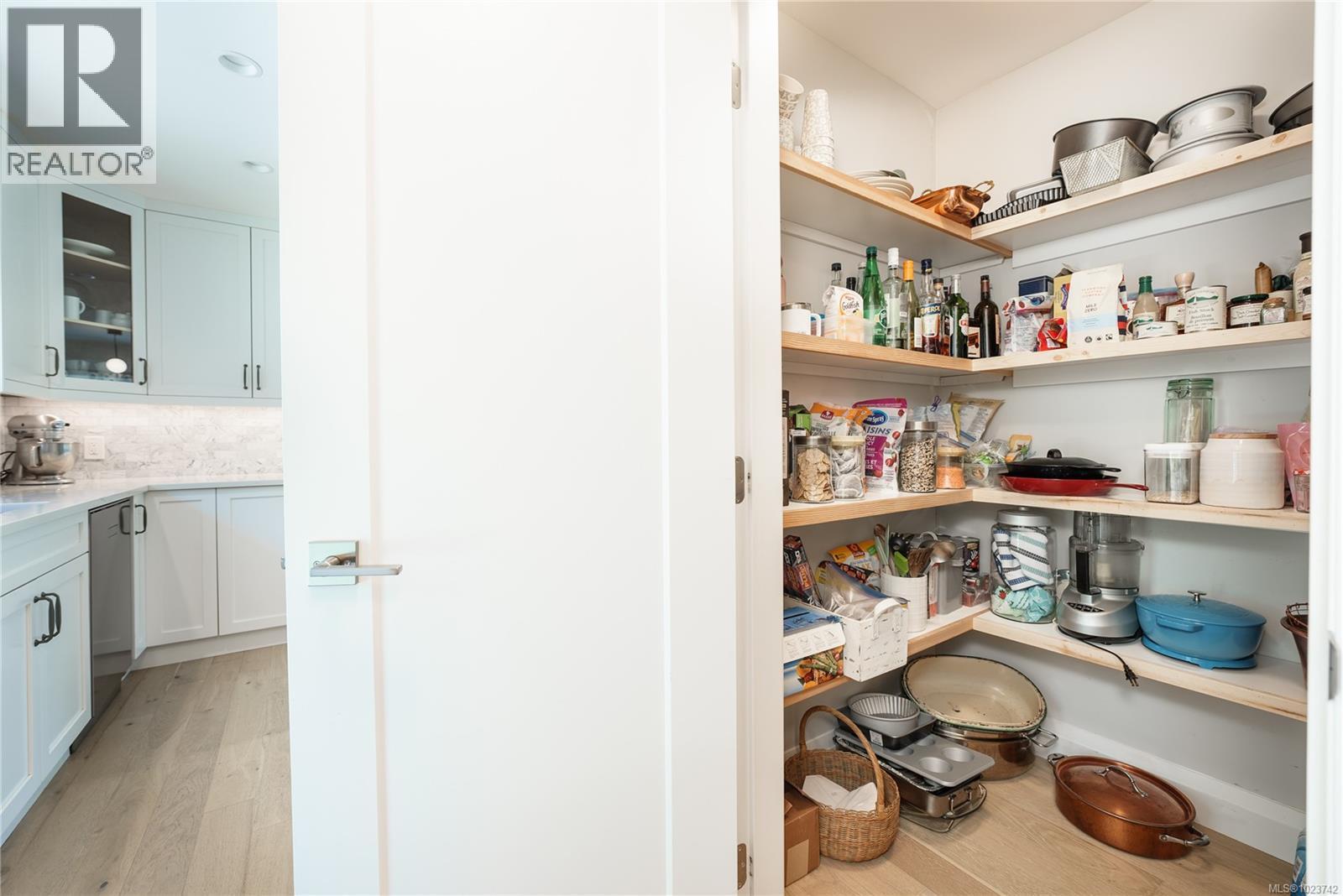 2780 Arbutus Rd, Saanich, British Columbia  V8N 5X4 - Photo 14 - 1023742