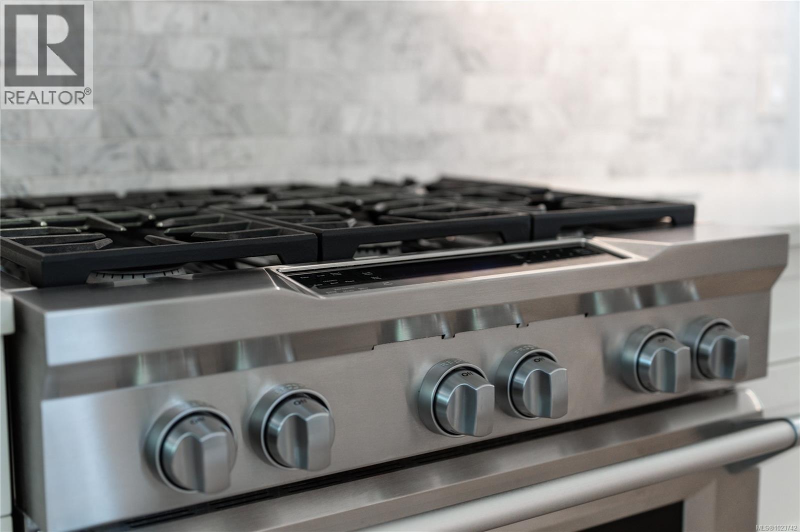 2780 Arbutus Rd, Saanich, British Columbia  V8N 5X4 - Photo 17 - 1023742