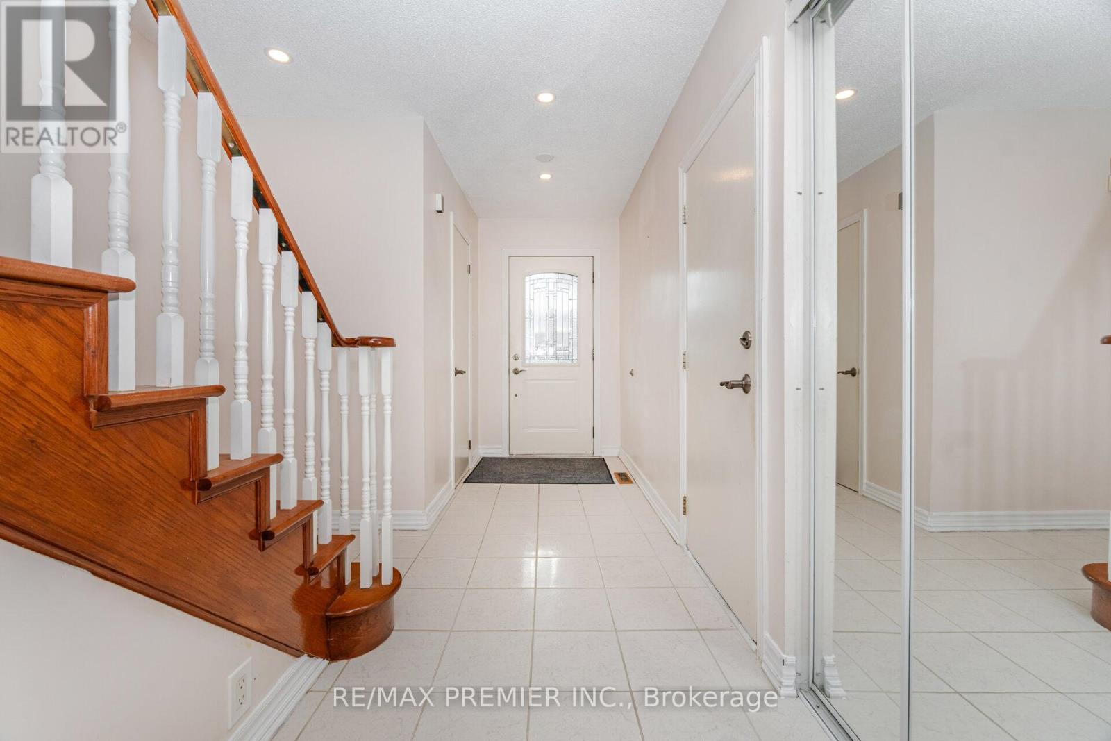 5 Magdalena Court, Toronto, Ontario  M9V 4S7 - Photo 3 - W12717838