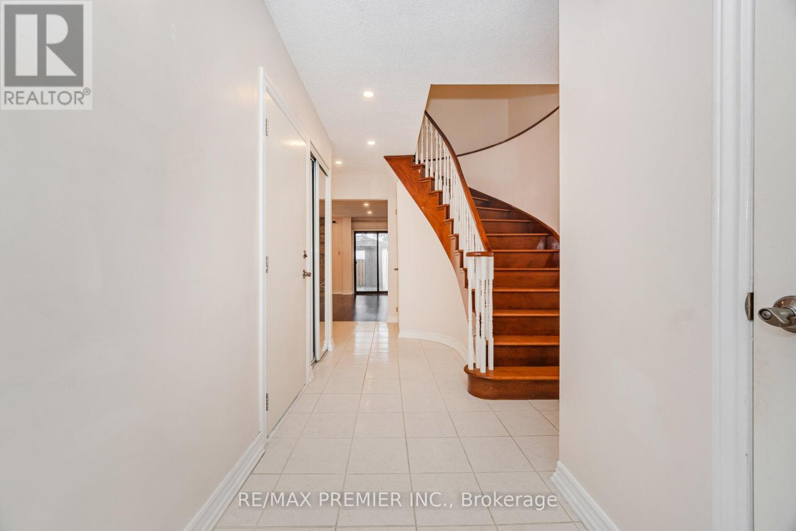 5 Magdalena Court, Toronto, Ontario  M9V 4S7 - Photo 4 - W12717838