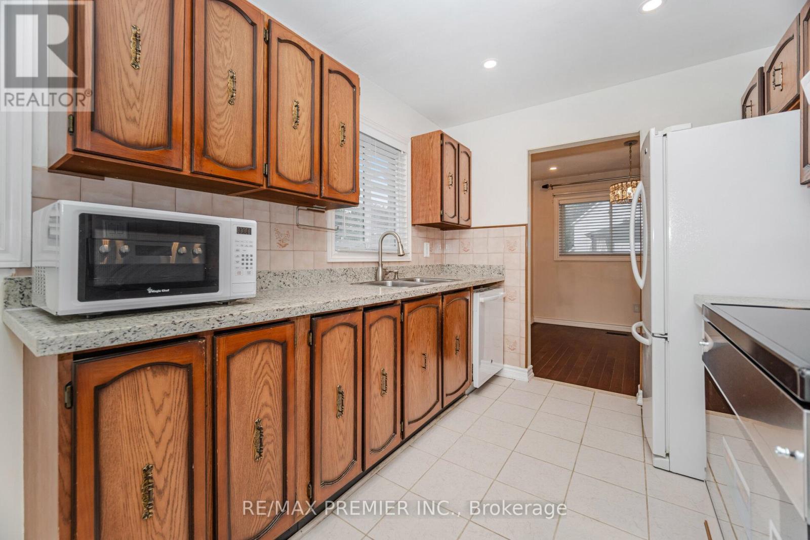 5 Magdalena Court, Toronto, Ontario  M9V 4S7 - Photo 8 - W12717838