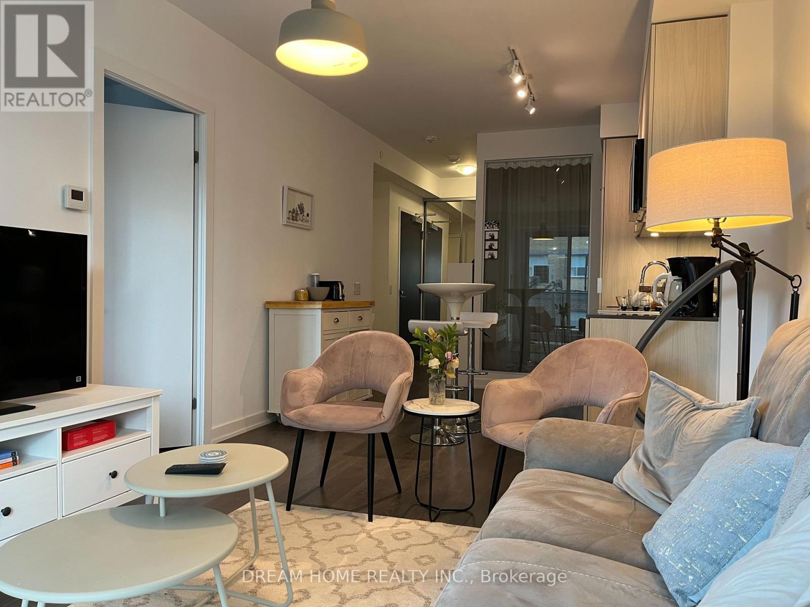 <div class="slider-price">$3,100 Monthly</div><p>306 - 609 Avenue Road, Toronto, Ontario</p>