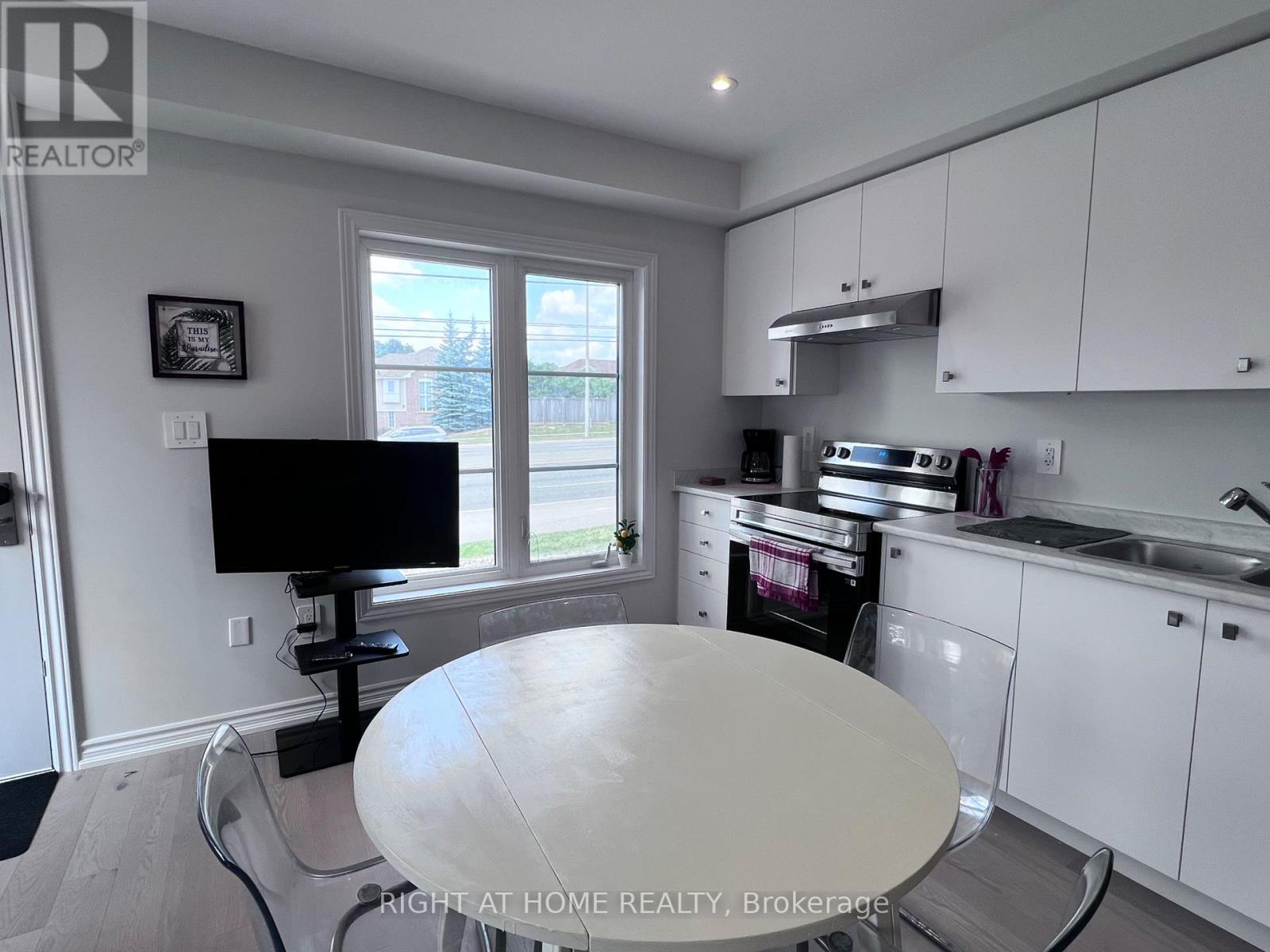 - Suit - 5953 Saigon Street, Mississauga, Ontario  L5V 0E9 - Photo 10 - W12717868