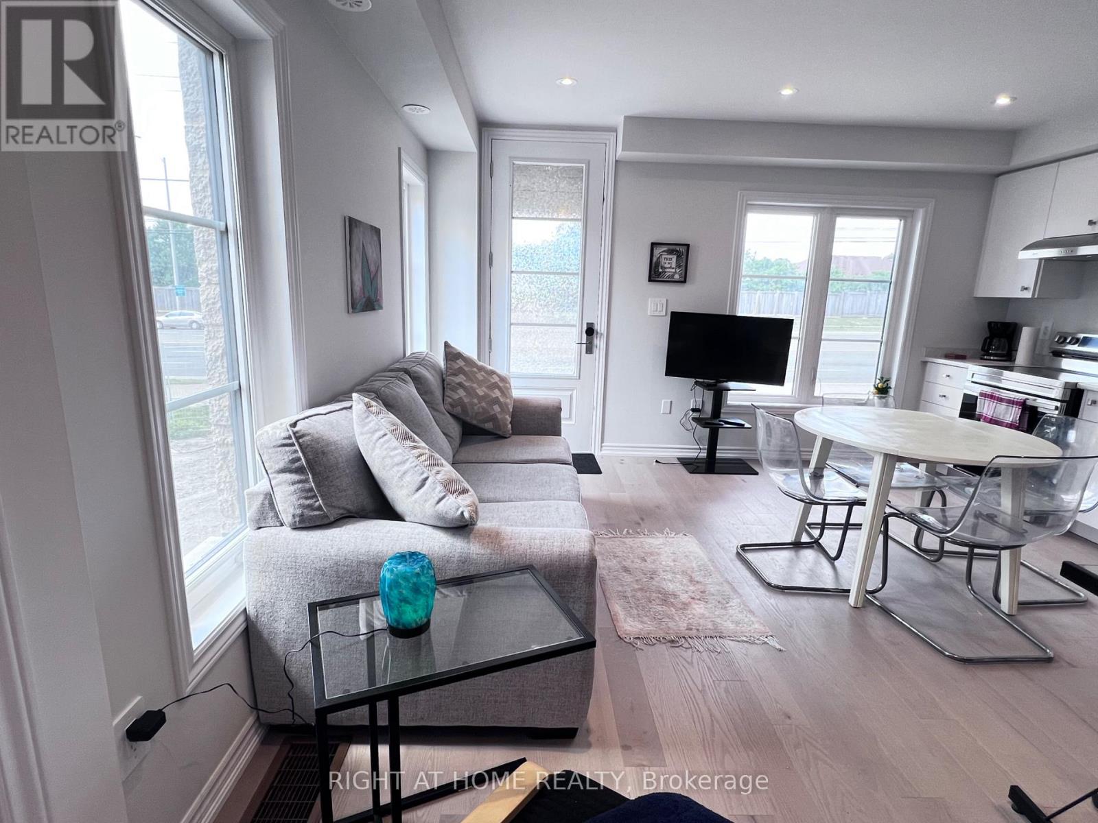 - Suit - 5953 Saigon Street, Mississauga, Ontario  L5V 0E9 - Photo 3 - W12717868