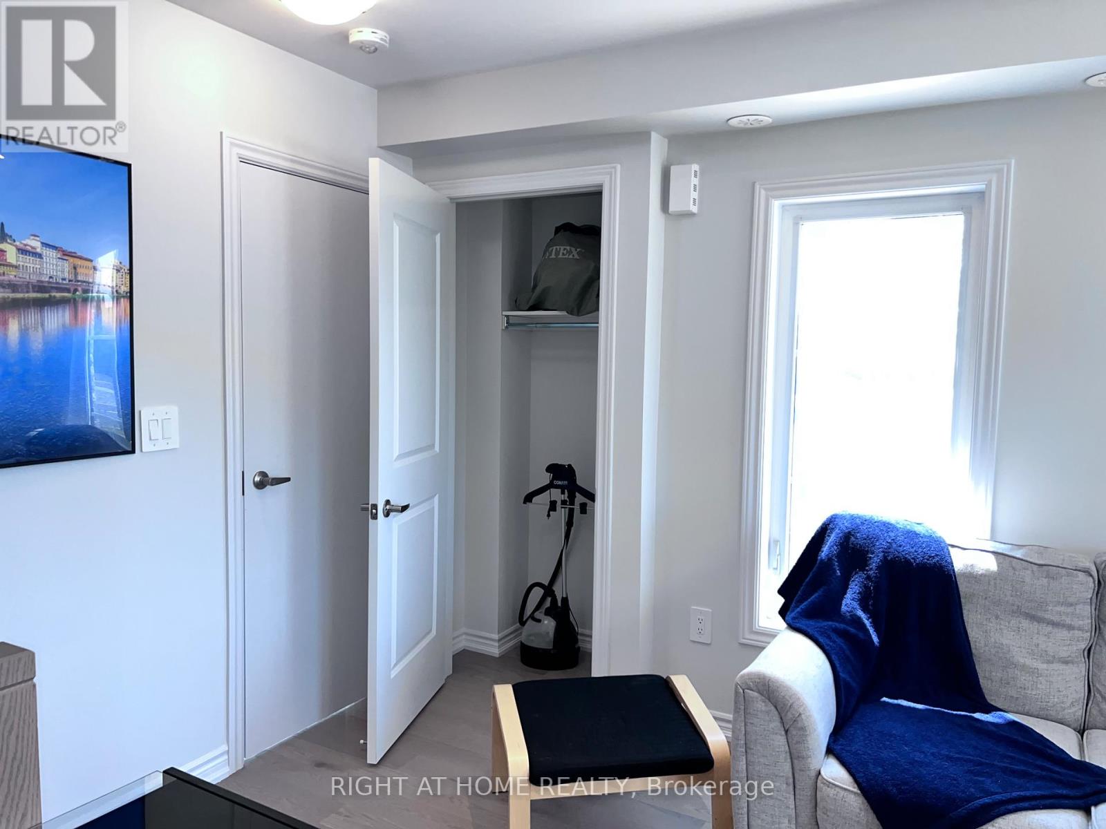 - Suit - 5953 Saigon Street, Mississauga, Ontario  L5V 0E9 - Photo 6 - W12717868