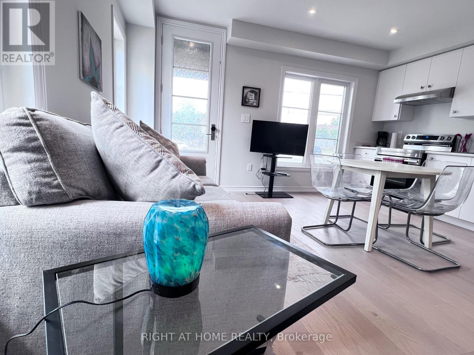 - Suit - 5953 Saigon Street, Mississauga, Ontario  L5V 0E9 - Photo 7 - W12717868