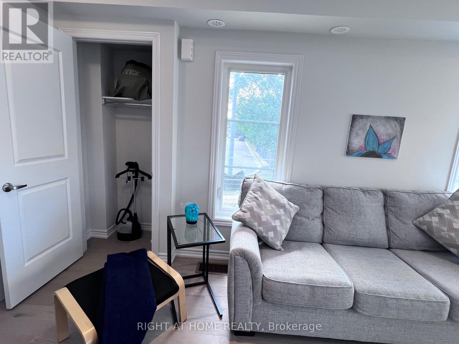 - Suit - 5953 Saigon Street, Mississauga, Ontario  L5V 0E9 - Photo 8 - W12717868