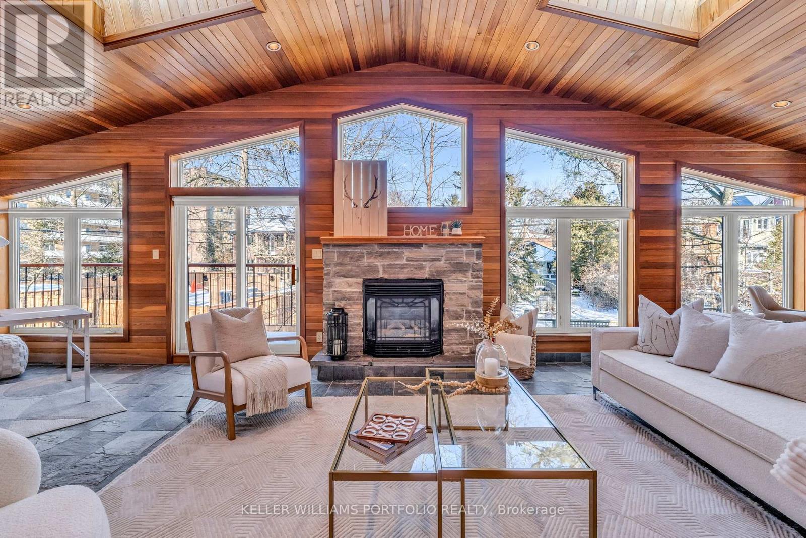 200 LAKE PROMENADE, Toronto, Ontario