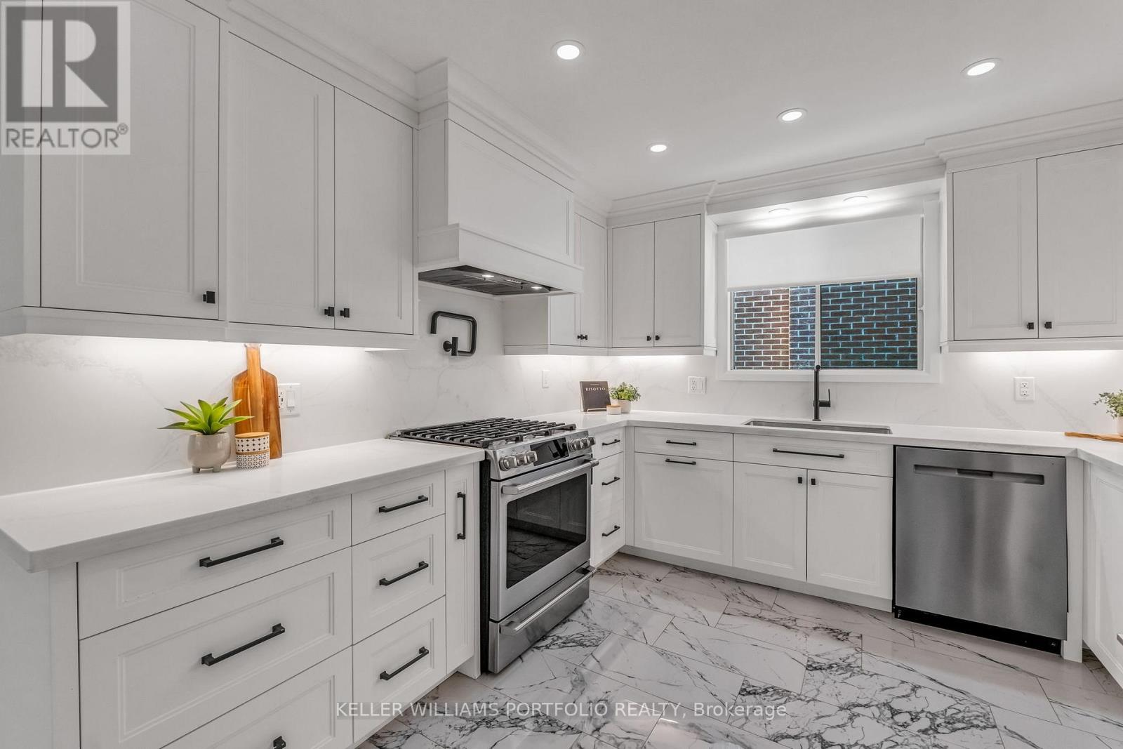 200 Lake Promenade, Toronto, Ontario  M8W 1A8 - Photo 11 - W12717940