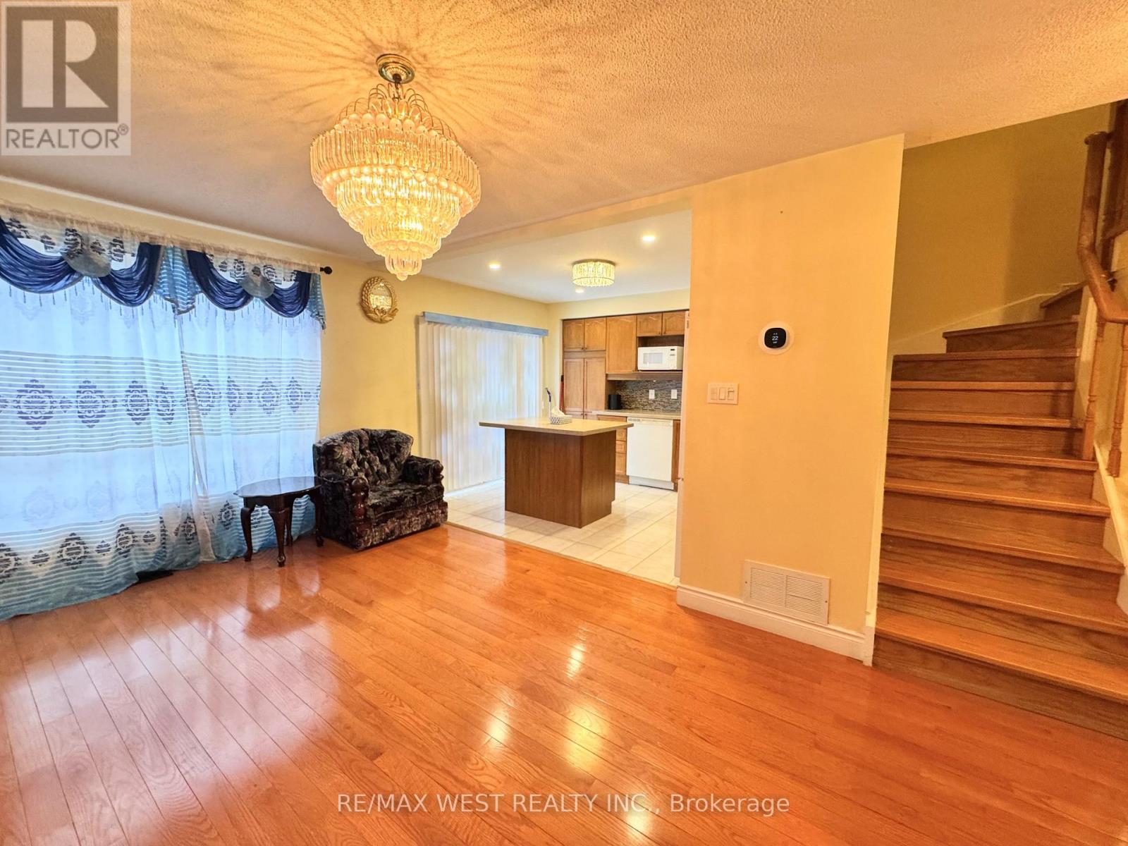 98 Four Seasons Circle, Brampton, Ontario  L7A 2A8 - Photo 10 - W12717952