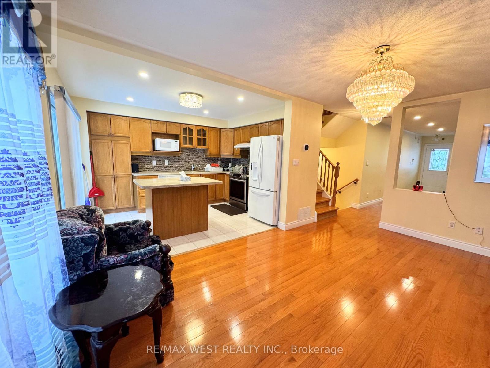 98 Four Seasons Circle, Brampton, Ontario  L7A 2A8 - Photo 11 - W12717952