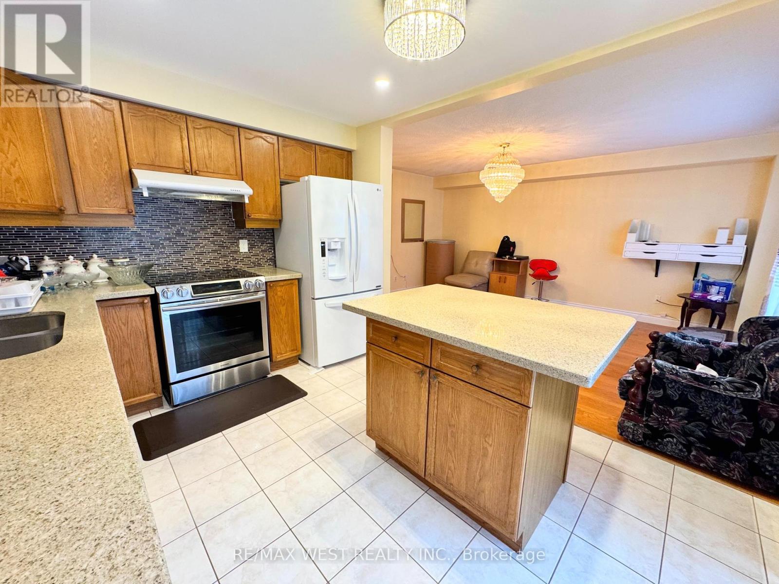 98 Four Seasons Circle, Brampton, Ontario  L7A 2A8 - Photo 17 - W12717952