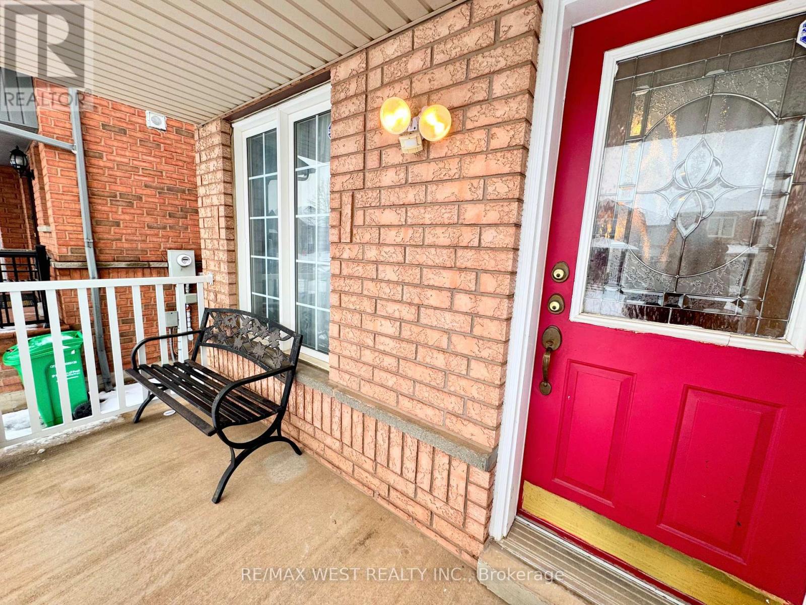 98 Four Seasons Circle, Brampton, Ontario  L7A 2A8 - Photo 4 - W12717952