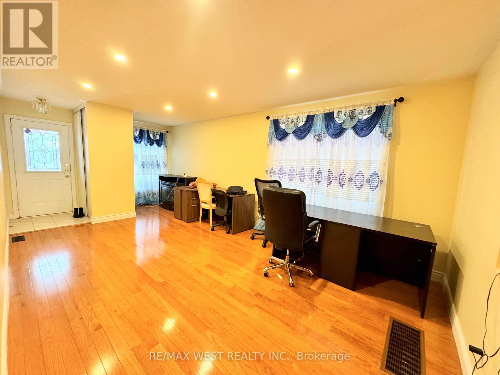 98 Four Seasons Circle, Brampton, Ontario  L7A 2A8 - Photo 5 - W12717952