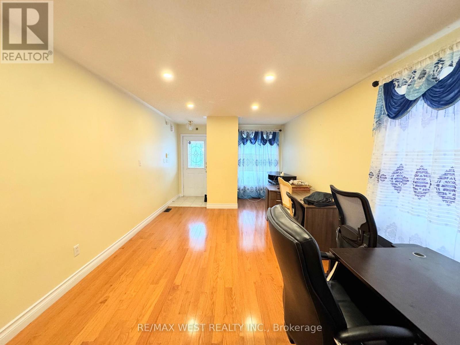 98 Four Seasons Circle, Brampton, Ontario  L7A 2A8 - Photo 6 - W12717952