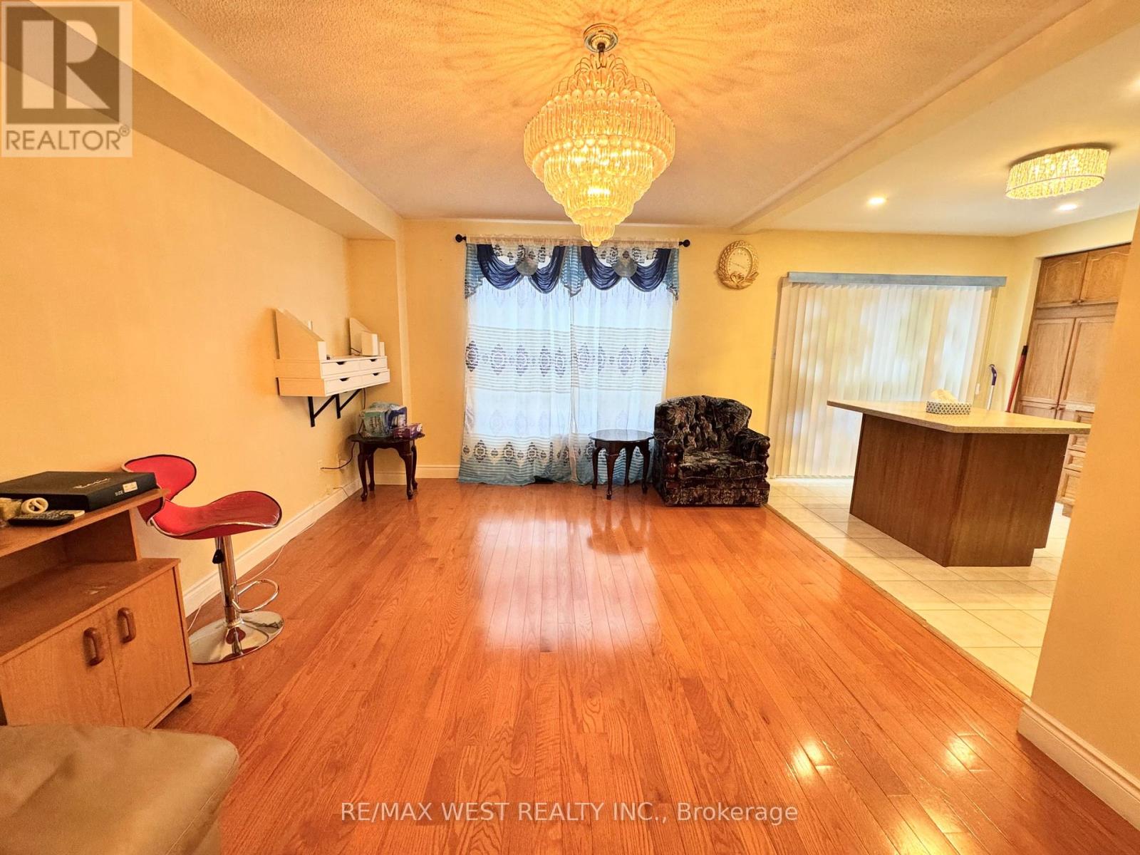 98 Four Seasons Circle, Brampton, Ontario  L7A 2A8 - Photo 9 - W12717952