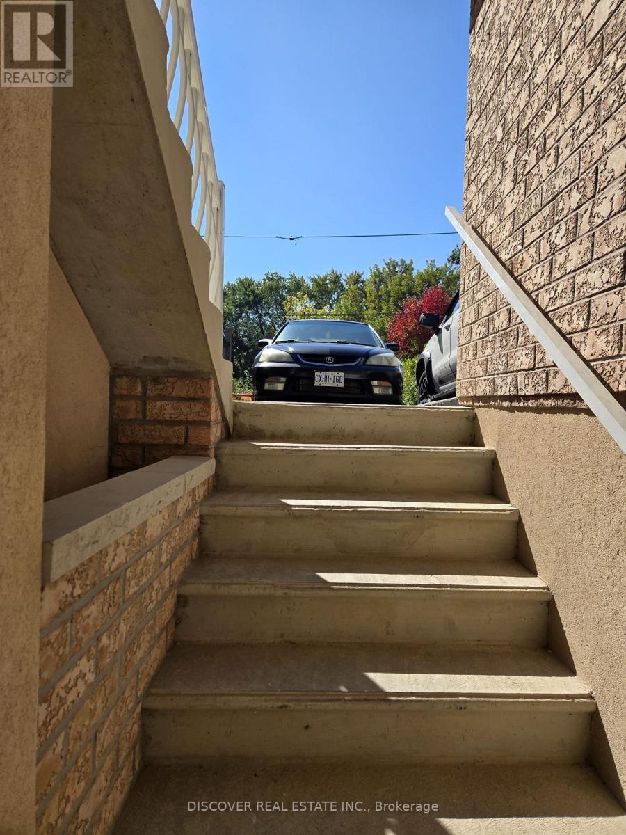 Room - 963 Hampton Crescent, Mississauga, Ontario  L5G 4G7 - Photo 2 - W12718026