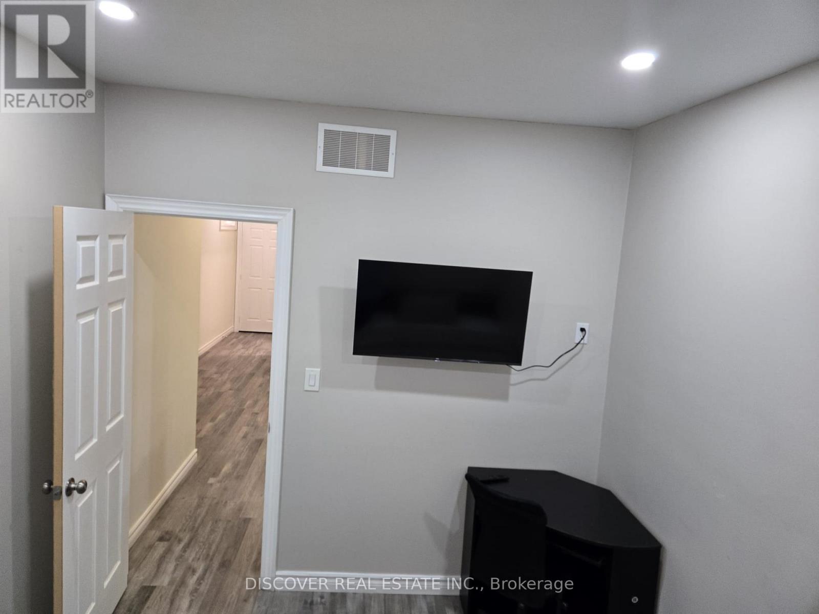 Room - 963 Hampton Crescent, Mississauga, Ontario  L5G 4G7 - Photo 25 - W12718026