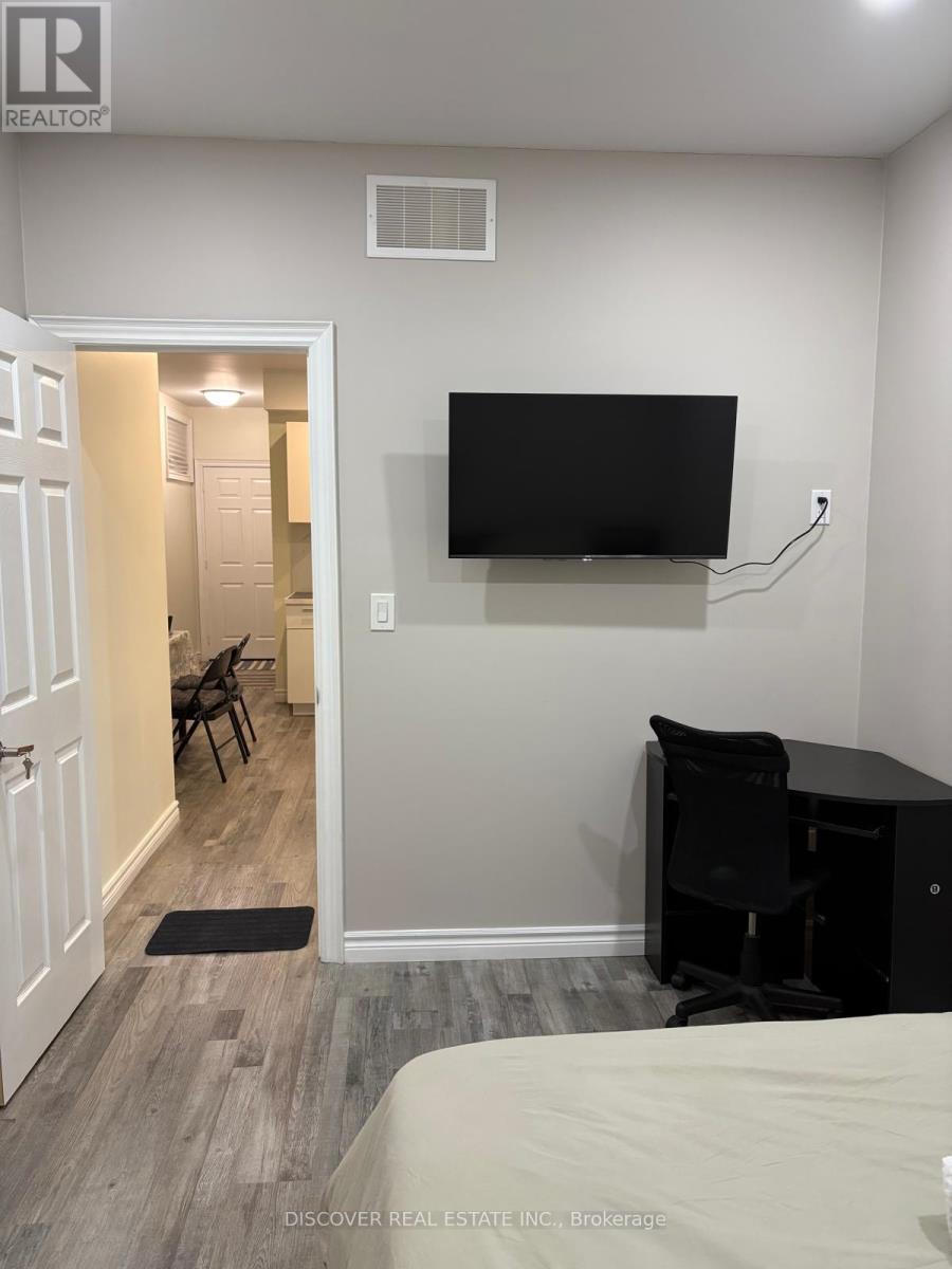 Room - 963 Hampton Crescent, Mississauga, Ontario  L5G 4G7 - Photo 29 - W12718026