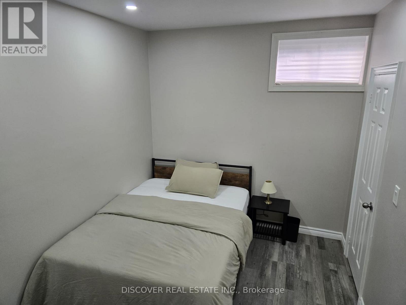Room - 963 Hampton Crescent, Mississauga, Ontario  L5G 4G7 - Photo 4 - W12718026
