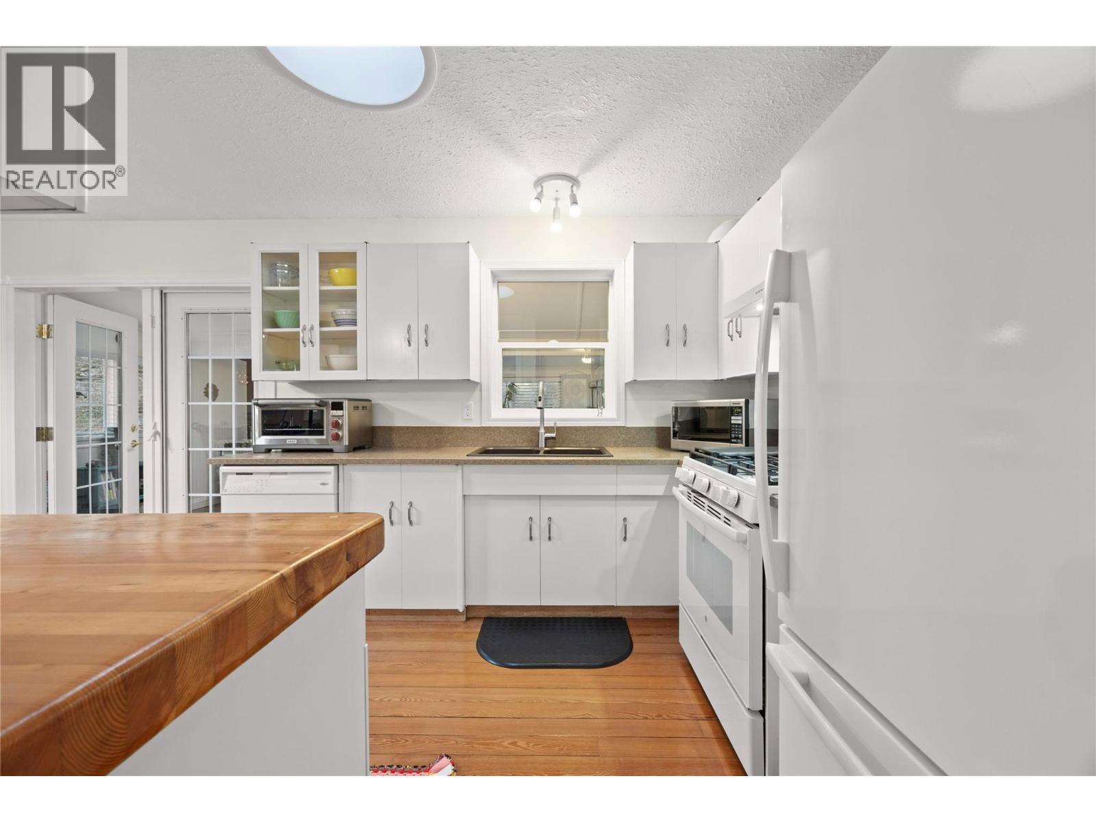 5882 Victoria Street, Peachland, British Columbia  V0X 1X4 - Photo 12 - 10373094