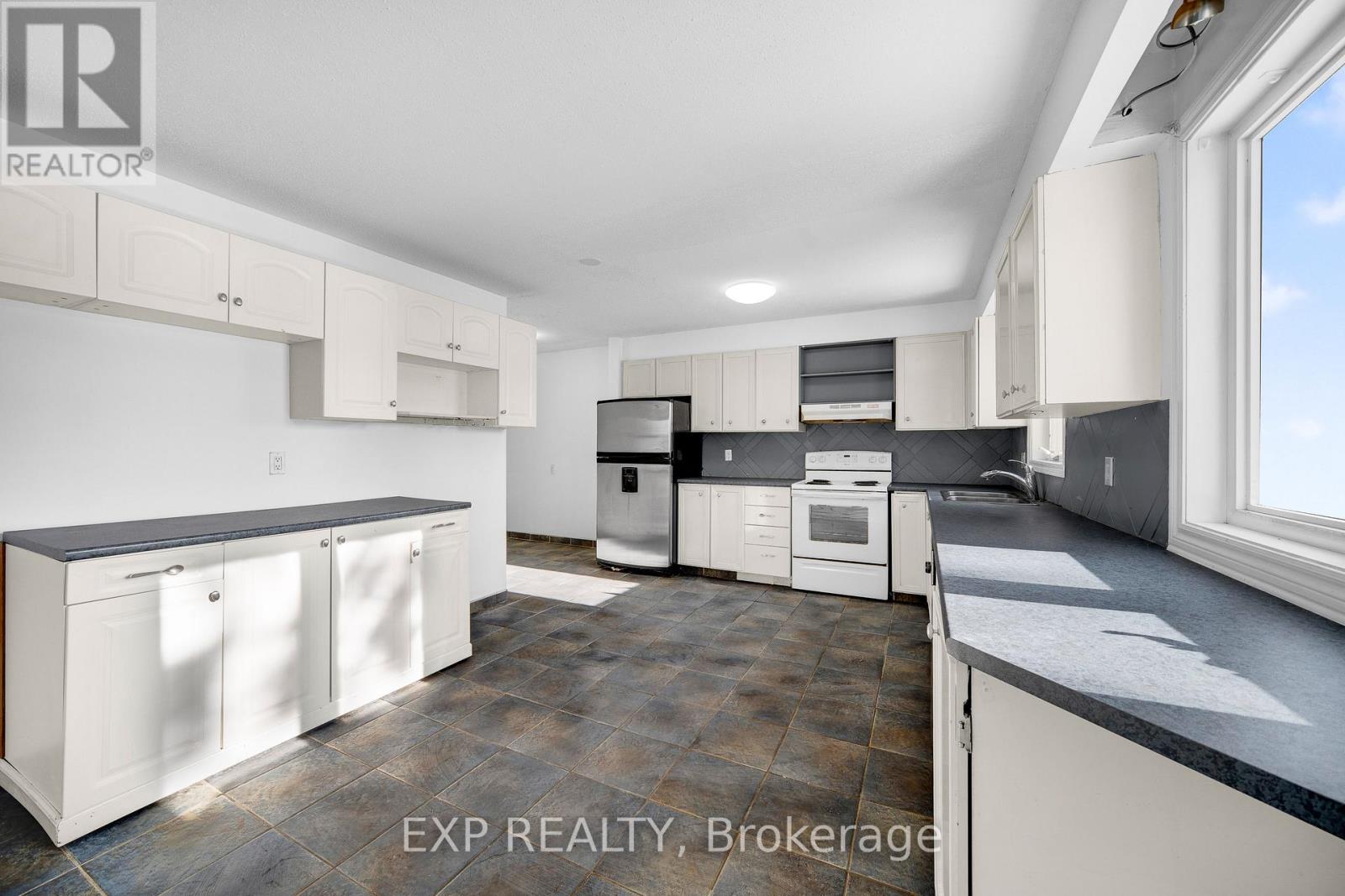 98 Castlegreen Private, Ottawa, Ontario  K1T 3N3 - Photo 5 - X12718016