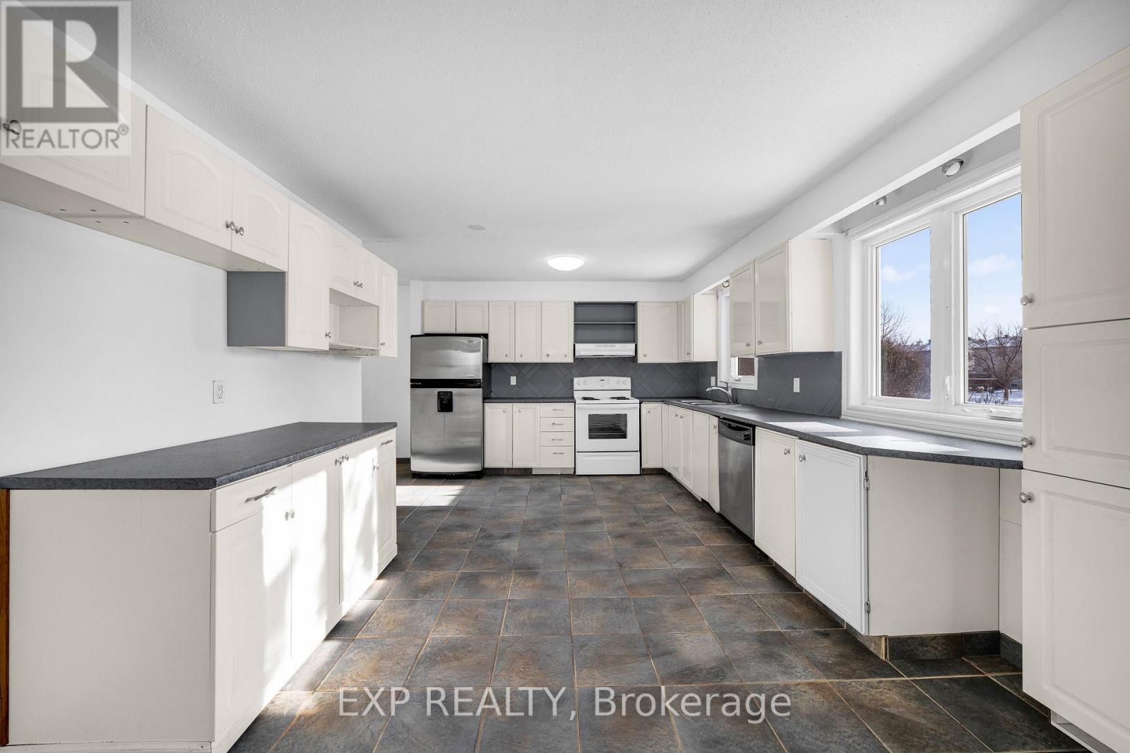 98 Castlegreen Private, Ottawa, Ontario  K1T 3N3 - Photo 6 - X12718016