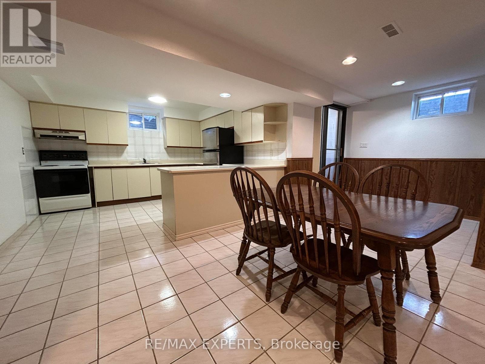 Lower - 206 Helen Street, Vaughan, Ontario  L4L 3S3 - Photo 8 - N12706700