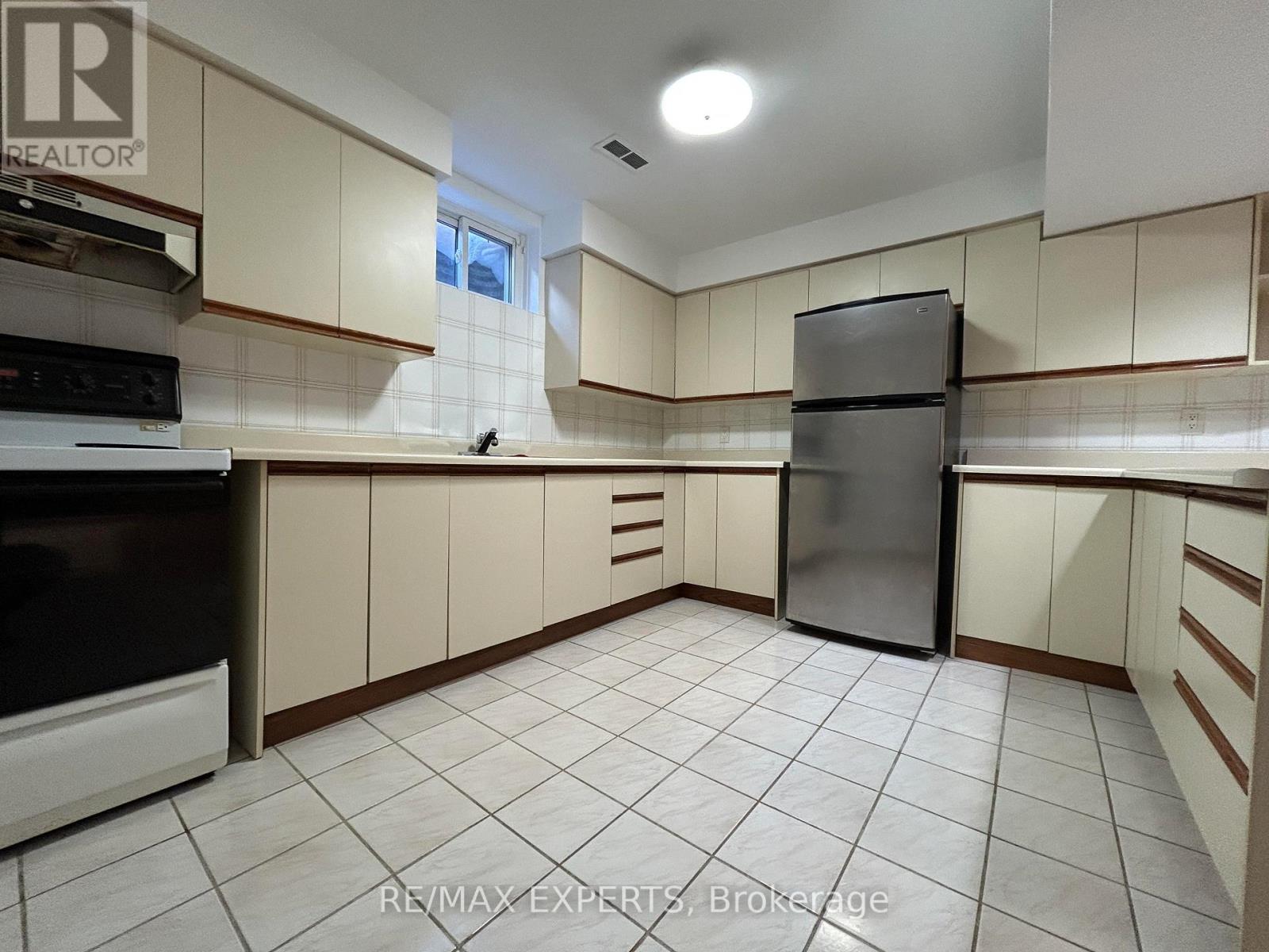 Lower - 206 Helen Street, Vaughan, Ontario  L4L 3S3 - Photo 9 - N12706700